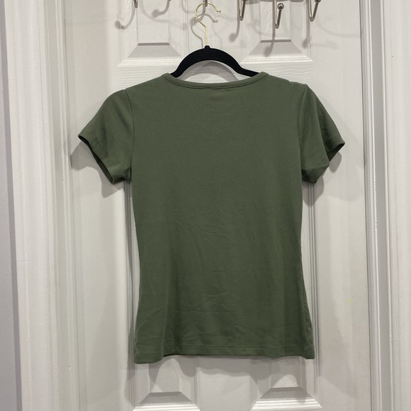 NWOT Sage Green Yara logo Notched V-neck Tee - Picture 8 of 11